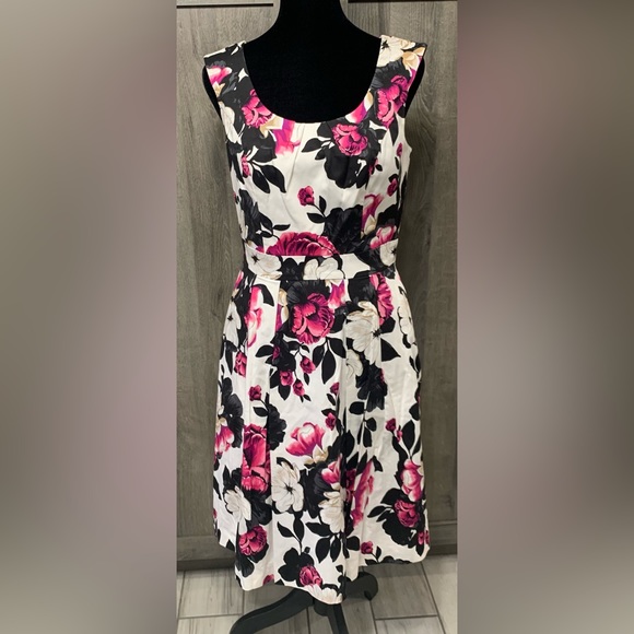 White House Black Market Dresses & Skirts - White House Black Market Magenta Floral Princess Rockabilly Dress Women's Size 2